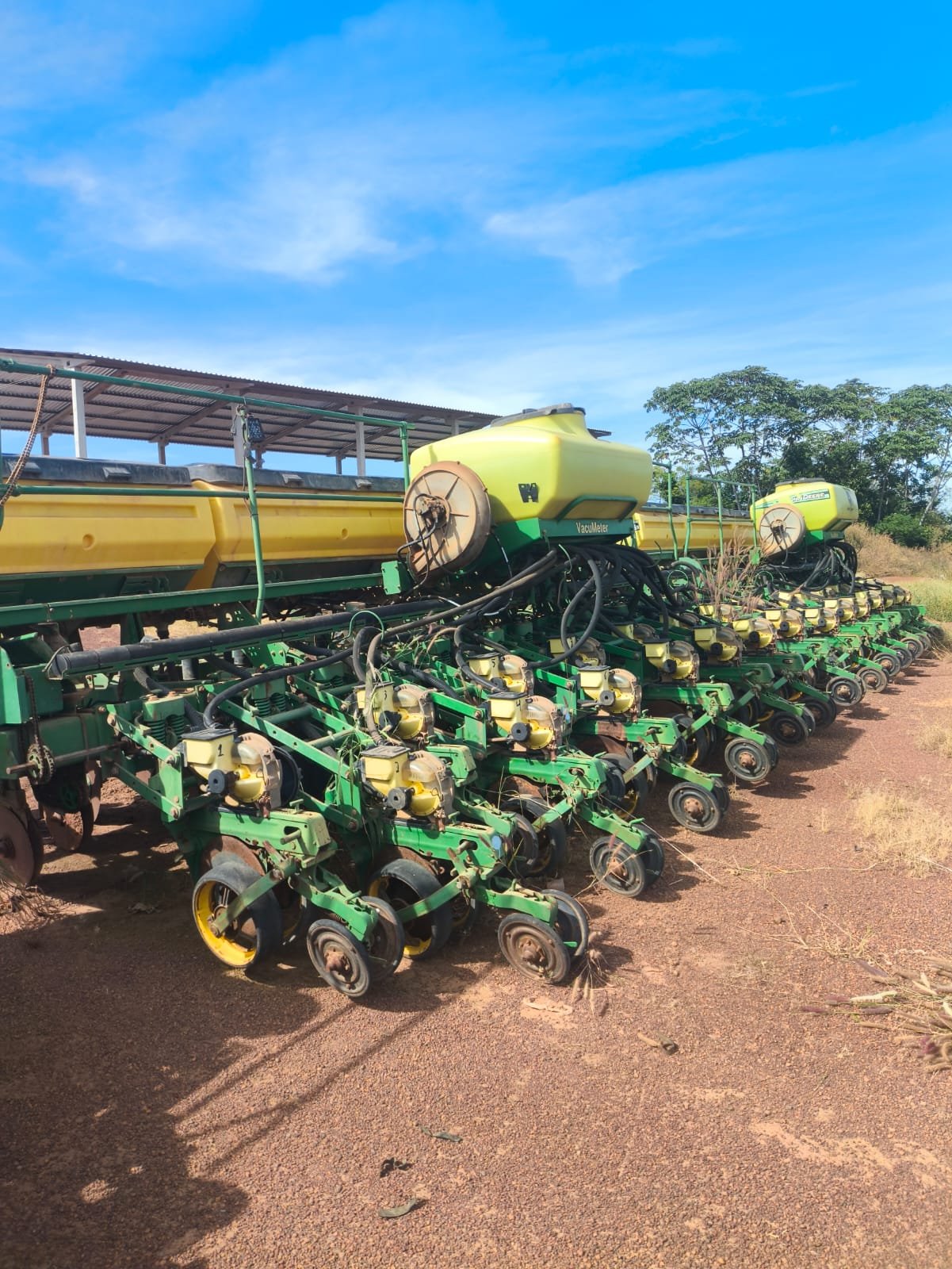 DUAS PLANTADEIRAS ACOMPLADAS - MOD. JOHN DEERE 2117 - 15 LINHAS CADA, ANO DE FAB. 2014 -  PARA 30 LINHAS