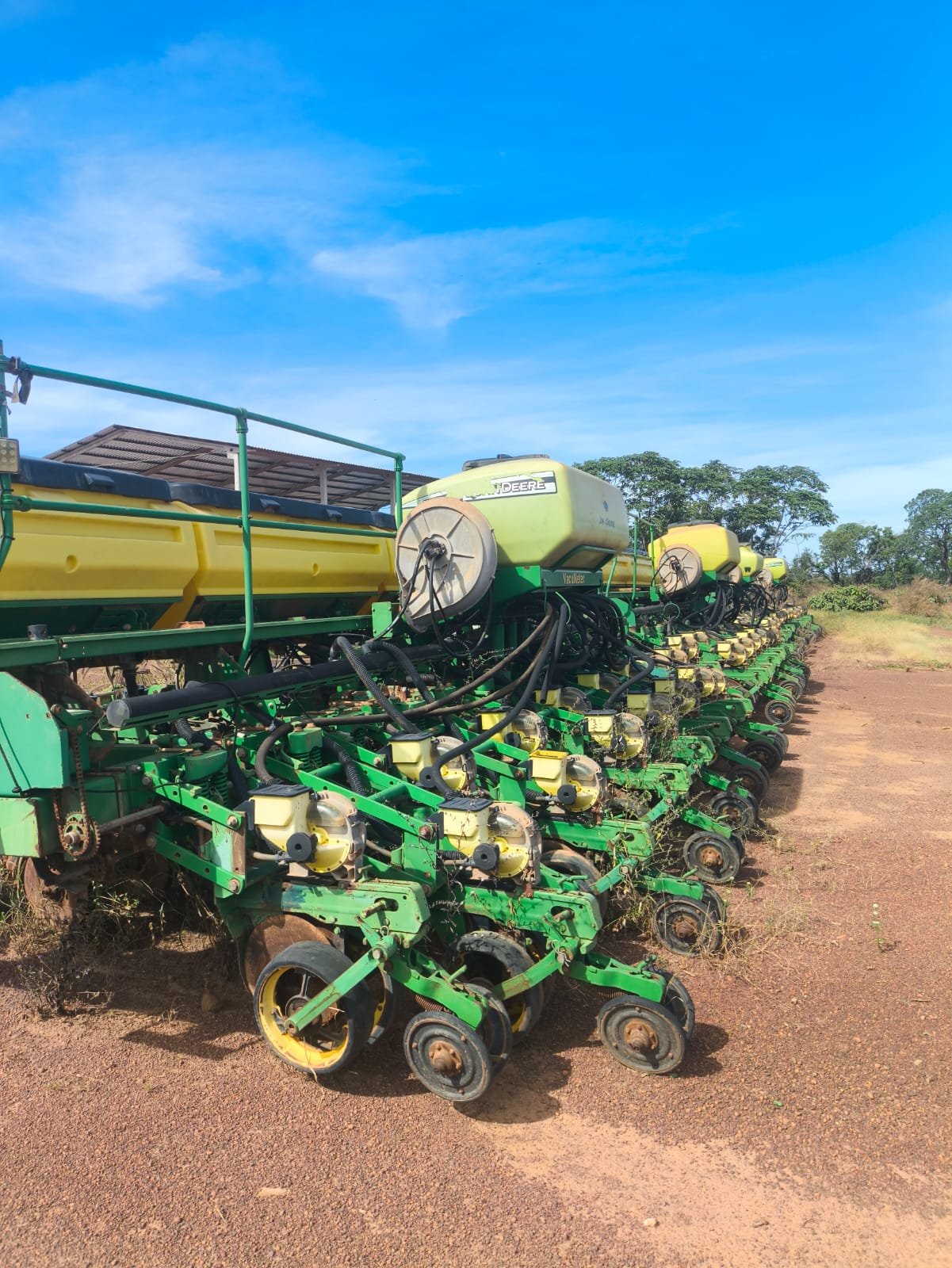 DUAS PLANTADEIRAS ACOMPLADAS - MOD. JOHN DEERE 2117 - 15 LINHAS CADA, ANO DE FAB. 2014 -  PARA 30 LINHAS